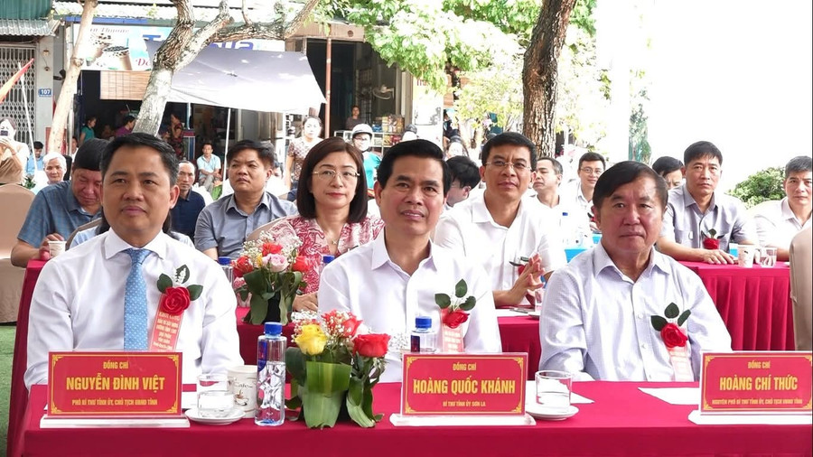Lãnh đạo tỉnh Sơn La và các đại biểu dự lễ khởi công. fb-img-1751176412924.jpg