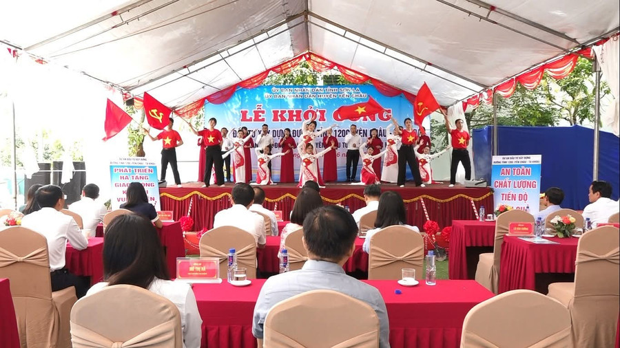 Tiết mục văn nghệ chào mừng tại lễ khởi công tuyến đường. fb-img-1751176420425.jpg