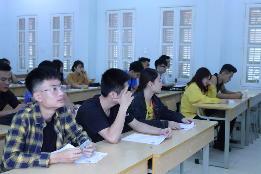 Học sinh trường THPT Mai Sơn đang tập trung làm bài thi ôn luyện môn Toán. img-0220.jpg