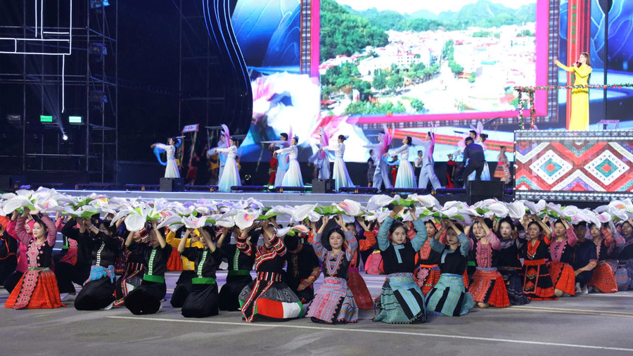 Tiết mục văn nghệ tại lễ kỷ niệm. img-20251010-233648.jpg