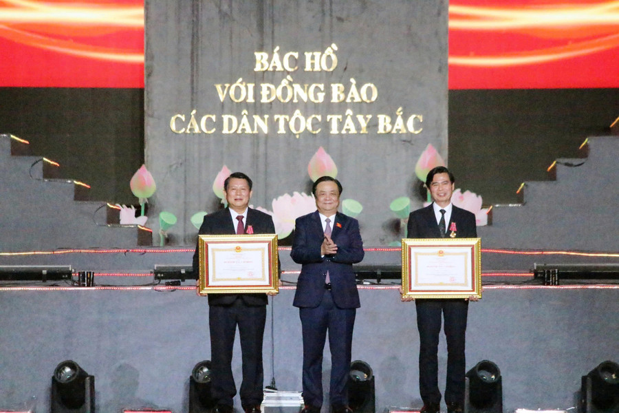 Ông Lê Minh Hoan, Phó Chủ tịch Quốc hội chuyển trao Huân chương Lao động hạng Ba cho Bí thư Tỉnh ủy Sơn La Hoàng Quốc Khánh và ông Lò Minh Hùng, Phó Bí thư Thường trực Tỉnh ủy Sơn La. img-20251010-231459.jpg