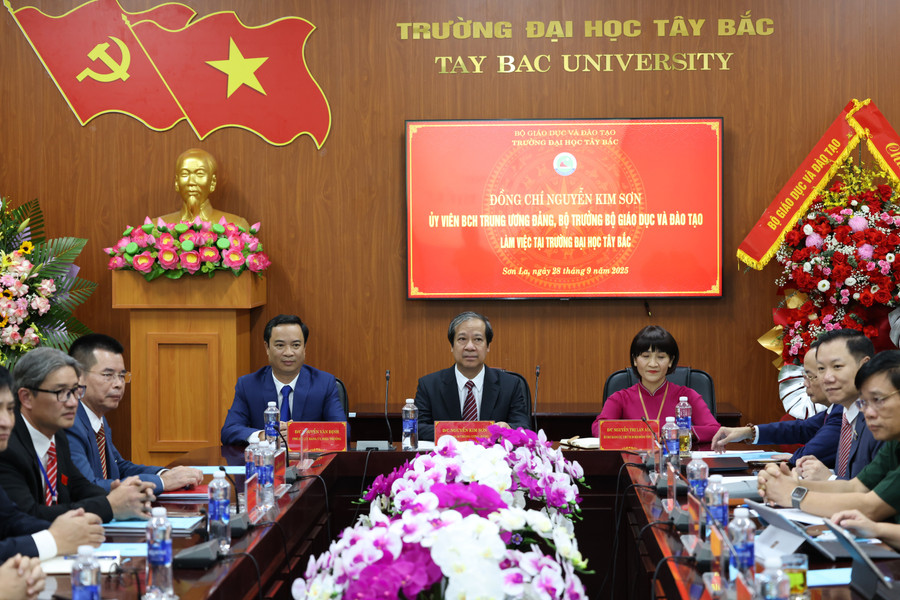 Bộ trưởng Nguyễn Kim Sơn làm việc với Trường Đại học Tây Bắc. 170a0596.jpg