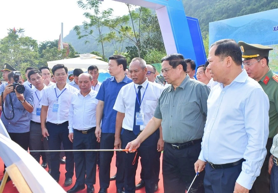 Thủ tướng Phạm Minh Chính nghe thuyết minh bản đồ hướng tuyến Dự án cao tốc Hòa Bình - Mộc Châu.