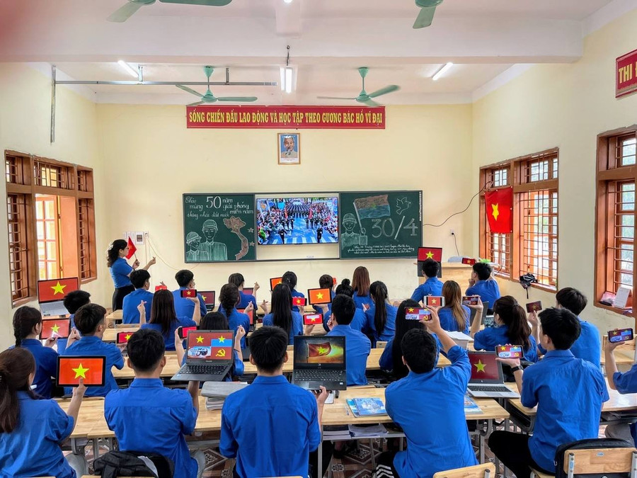 Học sinh Trường THPT Cò Nòi, huyện Mai Sơn trong giờ Tin học.