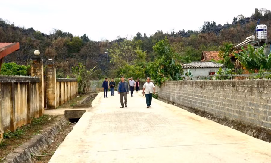 Đường nông thôn nội bản Mé Lếch được bê tông hóa rộng, sạch, đẹp.