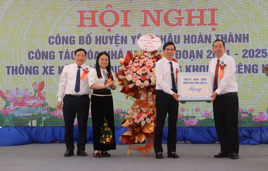 Ông Hoàng Quốc Khánh, Bí thư Tỉnh ủy, Chủ tịch UBND tỉnh Sơn La tặng hoa và quà chúc mừng huyện Yên Châu.