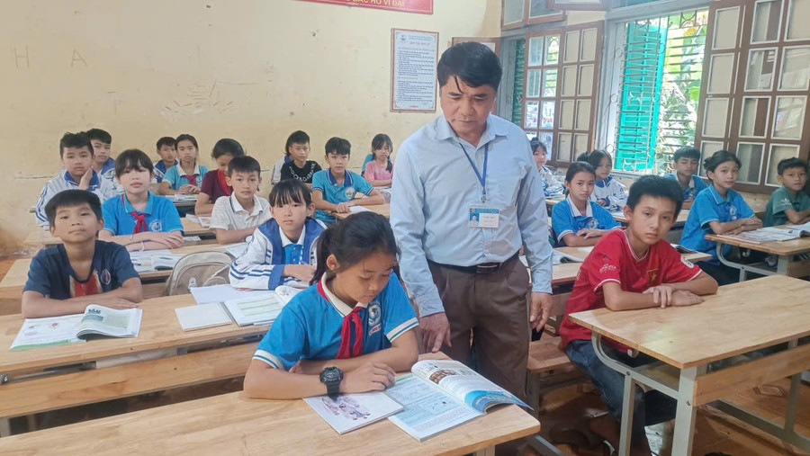 Với lòng yêu nghề, mến trẻ, ông Lò Đức Tháo luôn được học sinh và đồng nghiệp quý mến.