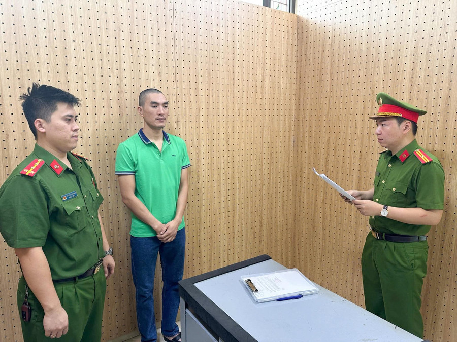 Lực lượng Công an đọc Quyết định khởi tố vụ án hình sự đối với Nguyễn Anh Thế. Ảnh: TG