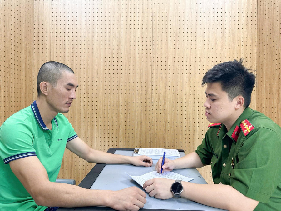 Nguyễn Anh Thế (bên trái) tại cơ quan Công an. fb-img-1759225033088.jpg