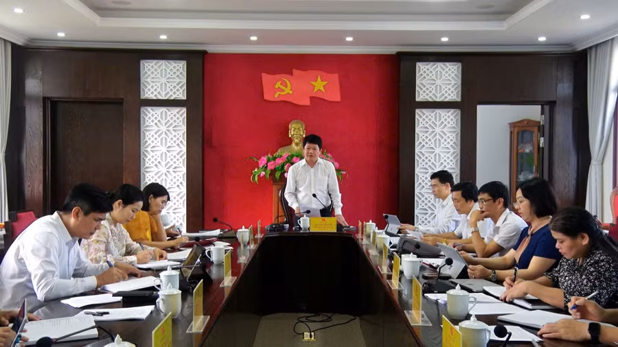 Huyện ủy Tân Lạc họp về triển khai công tác xây dựng Đảng và chỉnh đốn Đảng.