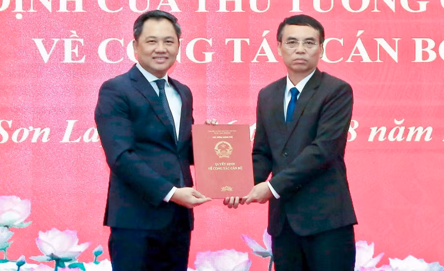 Ông Nguyễn Đình Việt, Chủ tịch UBND tỉnh Sơn La (bên trái) chuyển trao quyết định của Thủ tướng cho ông Nguyễn Minh Tiến.