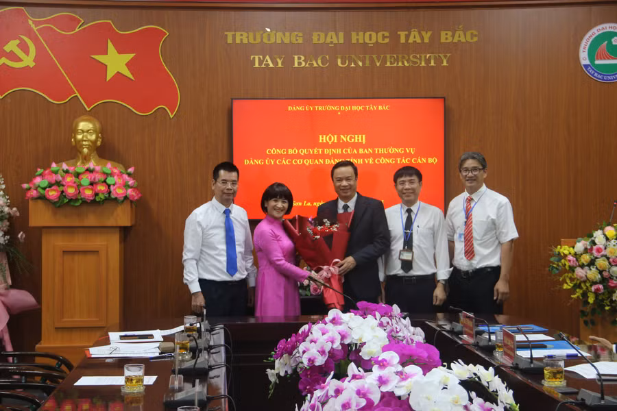 Các thành viên Ban Chấp hành Đảng bộ Trường Đại học Tây Bắc tặng hoa chúc mừng ông Nguyễn Văn Định.