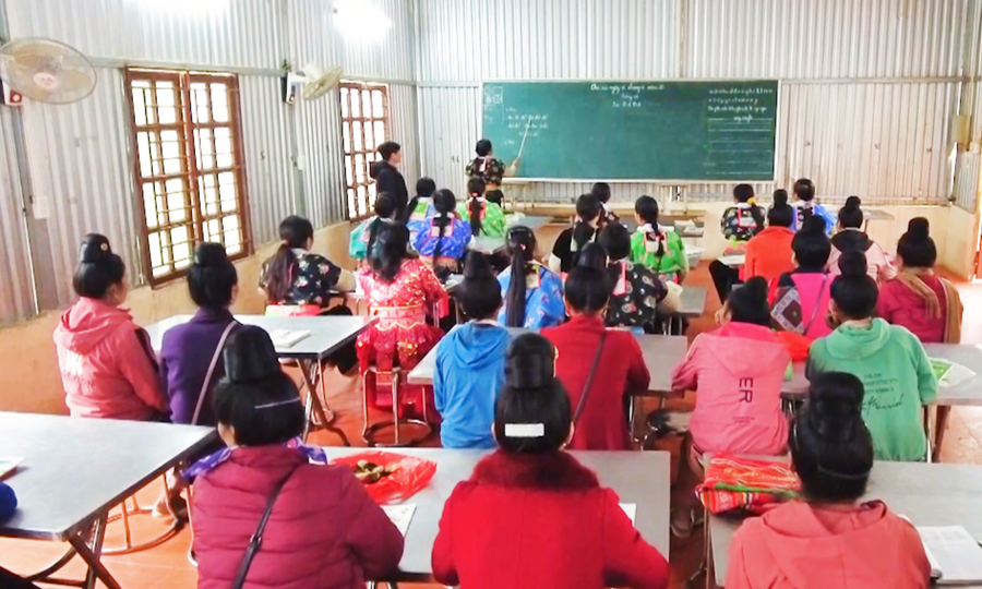 Các học viên người dân tộc thiểu số tham gia lớp học xoá mù chữ.