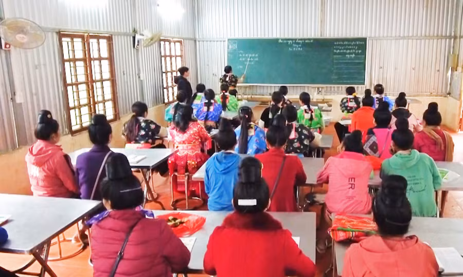 Các học viên người dân tộc thiểu số tham gia lớp học xoá mù chữ.