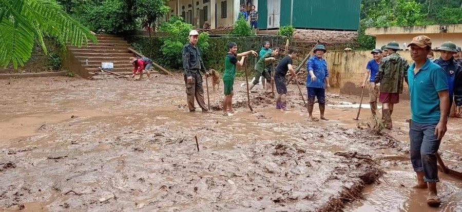 Thầy cô và nhân dân địa phương khắc phục hậu quả do thiên tai gây ra. img-1748336546445-1748336559501.jpg