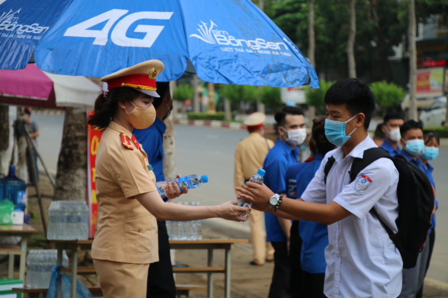 Lực lượng CSGT phát nước lọc cho các thí sinh dự thi ở cổng trường THPT Chiềng Sinh. 4.jpg