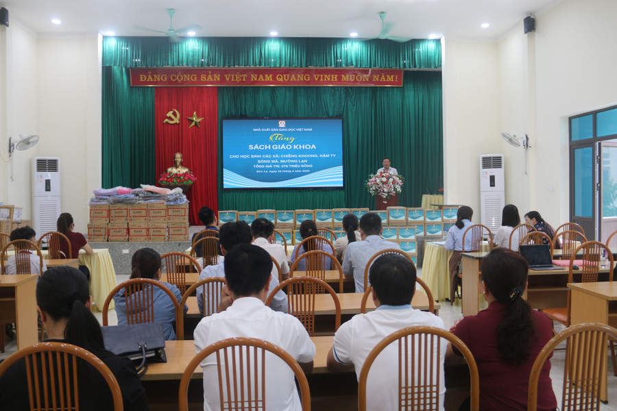Toàn cảnh lễ trao tặng SGK cho học sinh vùng lũ. img-8570.jpg