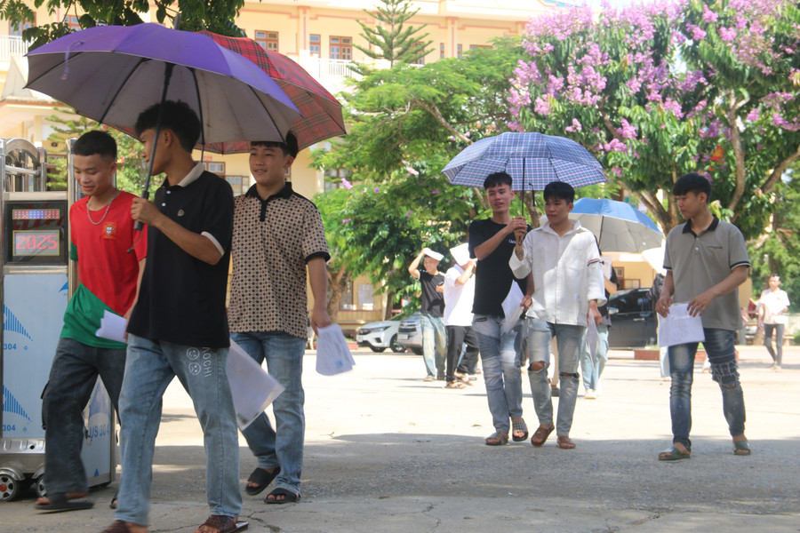 Các em học sinh đến điểm thi trong tiết trời nắng nóng. img-8110.jpg
