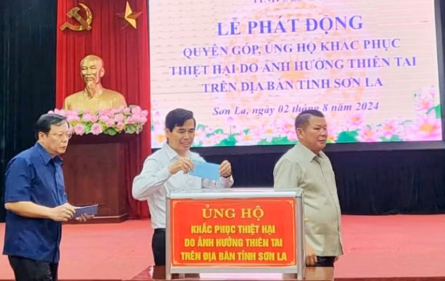 Lãnh đạo tỉnh Sơn La ủng hộ người dân bị ảnh hưởng mưa lũ vừa qua.