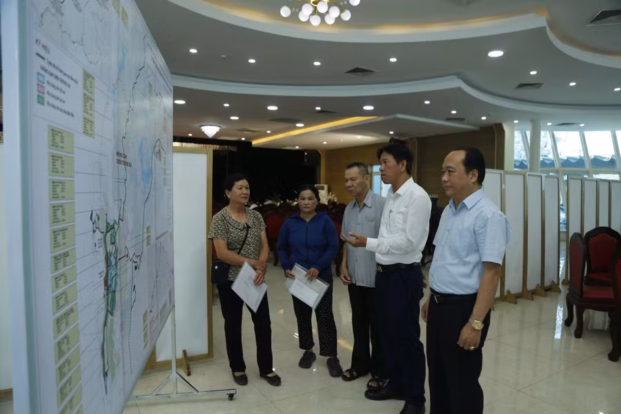 Các đại biểu cùng người dân tỉnh Điện Biên xem xét bản đồ Quy hoạch khu di tích lịch sử.