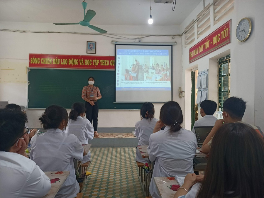 Giáo viên trường THPT Bắc Yên đang hướng dẫn các học sinh ôn luyện kiến thức. truong-pho-thong-huong-nghiep-3.jpg