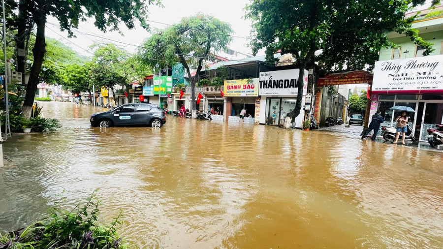 Đường Nguyễn Lương Bằng, thành phố Sơn La bị ngập sâu.