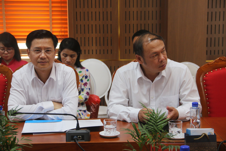 Ông Nguyễn Ngọc Quang, Phó Giám đốc Sở GD&ĐT tỉnh Sơn La (người bên phải) dự hội nghị. img-7829.jpg