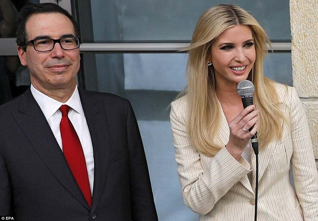Bộ trưởng Tài chính Mỹ Steven Mnuchin (trái) và Ivanka Trump - cố vấn cao cấp Nhà trắng