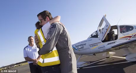 9X lap ky luc nguoi tre nhat bay vong quanh the gioi - Anh 2