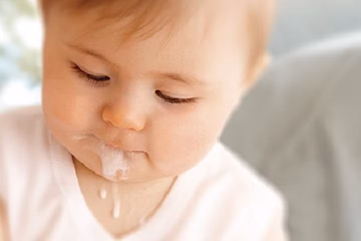 Nguyên nhân và cách xử trí khi trẻ bị nôn trớ các mẹ nên biết