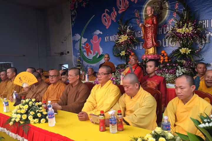 Xúc động Hồ Văn Cường cài hoa cho Phi Nhung trong lễ Vu Lan