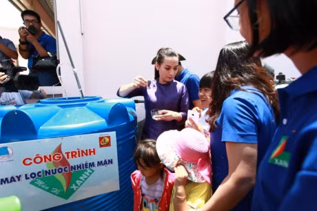 Xuc dong Ho Van Cuong cai hoa cho Phi Nhung trong le Vu Lan - Anh 5