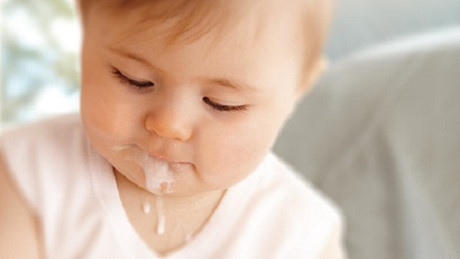 Nguyên nhân và cách xử trí khi trẻ bị nôn trớ các mẹ nên biết - Ảnh 1 Nguyen nhan va cach xu tri khi tre bi non tro cac me nen biet - Anh 1