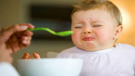 Nguyên nhân và cách xử trí khi trẻ bị nôn trớ các mẹ nên biết - Ảnh 3 Nguyen nhan va cach xu tri khi tre bi non tro cac me nen biet - Anh 3