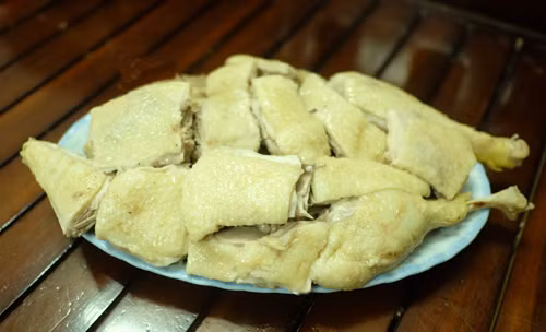 Chỉ cần chút gia vị đơn giản bạn sẽ có đã vịt luộc ngon. Ảnh: Holy.
