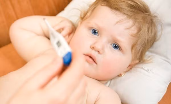 Khi trẻ sốt cao, dùng đường uống hay thuốc đặt hậu môn?