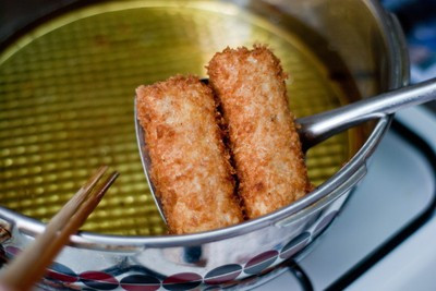 Đun nóng dầu ăn trong chảo và chiên nem cho đến chín vàng là được. Đun nóng dầu ăn trong chảo và chiên nem cho đến chín vàng là được.