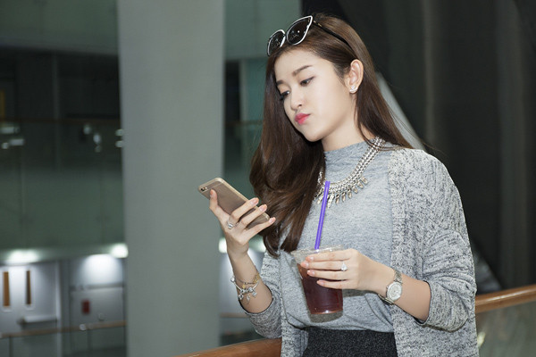 Huyền My tự sướng xì tin trong quán cà phê