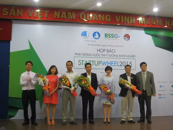 Startup: Ban tổ chức cuộc thi tặng hoa cho các đơn vị đồng hành và tài trợ