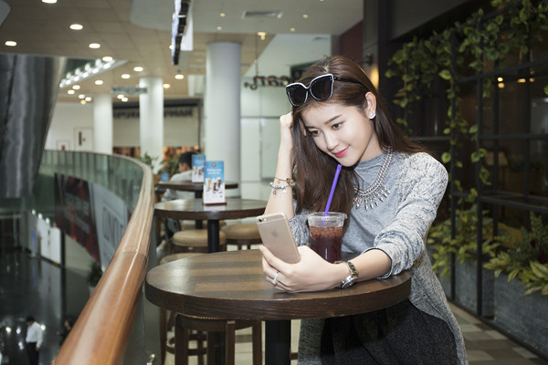 Huyền My tự sướng xì tin trong quán cà phê