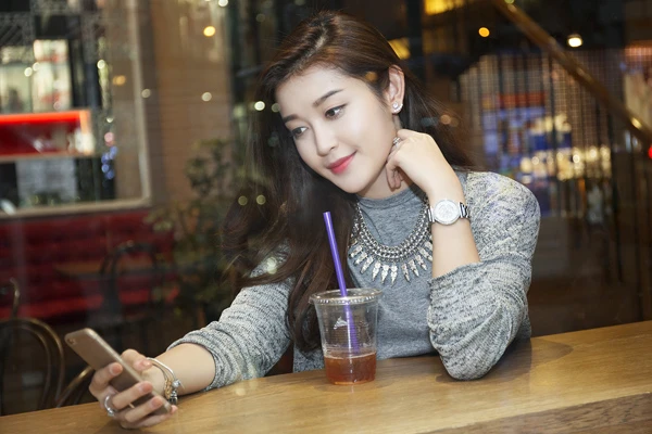 Huyền My tự sướng xì tin trong quán cà phê