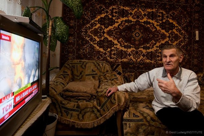 Victor, 70 tuổi, đang làm nhiệm vụ khi lò phản ứng của nhà máy điện hạt nhân Chernobyl nổ. Sau lần đó, ông đau tim hai lần và mắc bệnh ung thư dạ dày. Ảnh: Long Shadow Of Chernobyl 1