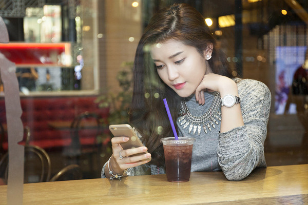 Huyền My tự sướng xì tin trong quán cà phê