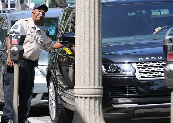 "Công chúa" Harper lon ton theo mẹ đi mua sắm ảnh 9 vic7-4722-1429068312.jpg
