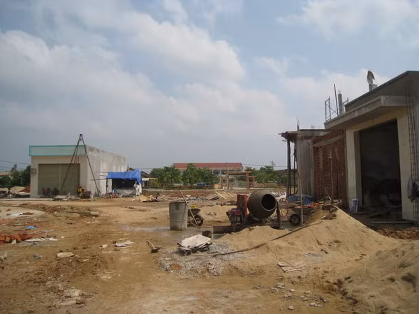 Chợ mới Kế Xuyên xây dựng ngay trước cổng Trường Tiểu học Nguyễn Du .