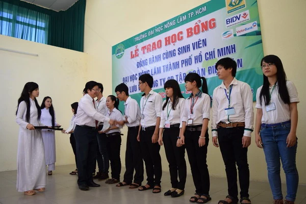 Trao 73 suất học bổng cho sinh viên khó khăn