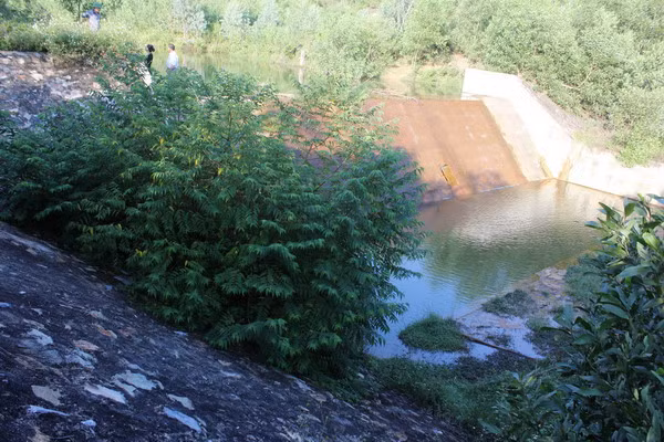 Đập thủy lợi Nha San đang bỏ dở vì thiếu vốn.