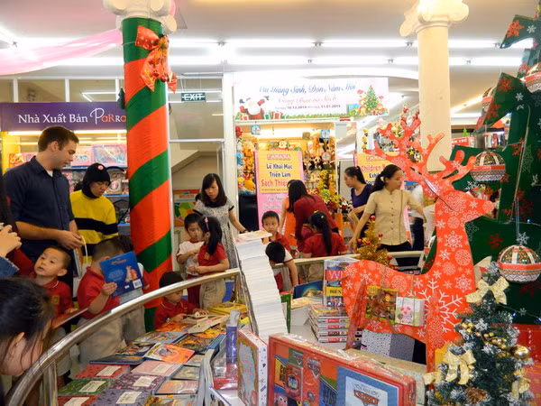 Triển lãm thu hút sự quan tâm của nhiều phụ huynh và các em thiếu nhi