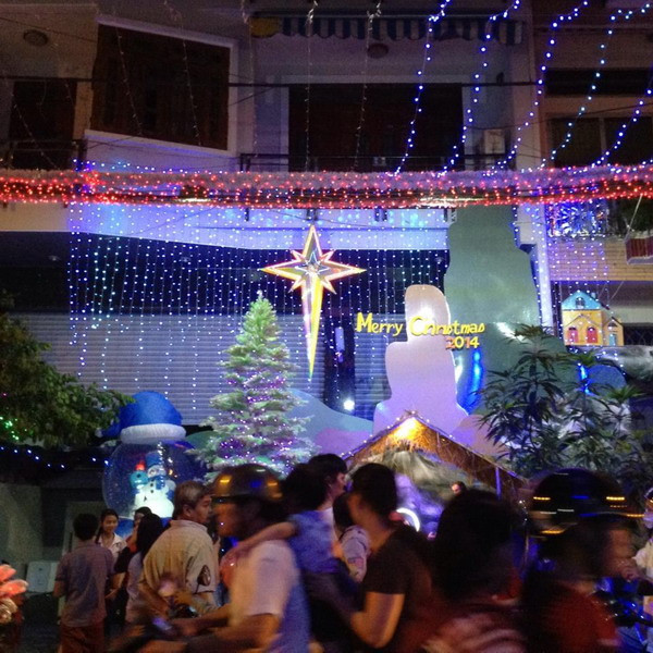 Người dân thành phố đi chơi giáng sinh sơm trước cả tuần