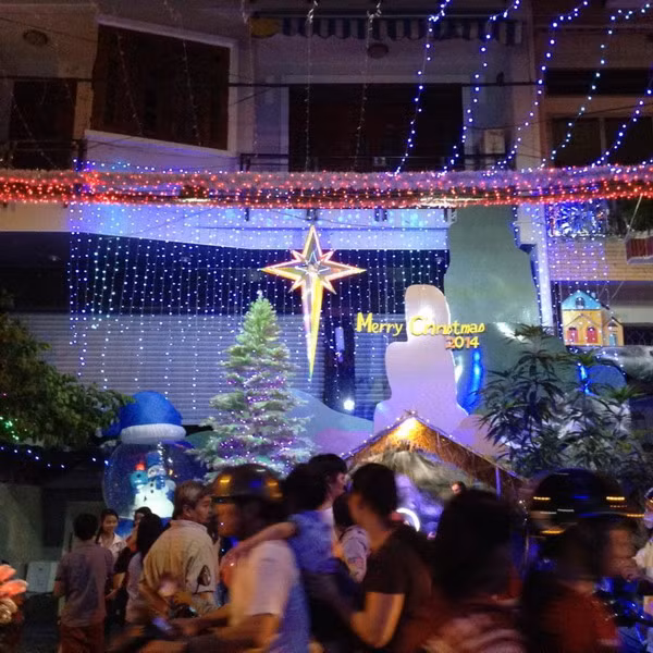 Người dân thành phố đi chơi giáng sinh sơm trước cả tuần